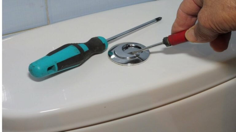 Como instalar una tapa en una cisterna de aseo y baño