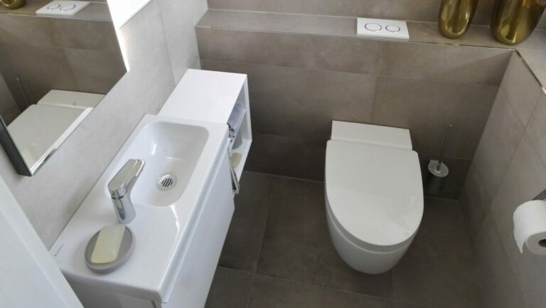 Cuales son las funciones adicionales mas utiles en una cisterna empotrada de baño y aseo